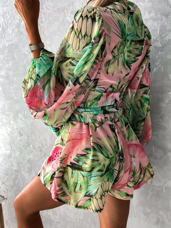 "Chiffon playsuit met tropische print, diepe V-hals, wijde mouwen en elastische taille, ideaal voor zomerse stijl."