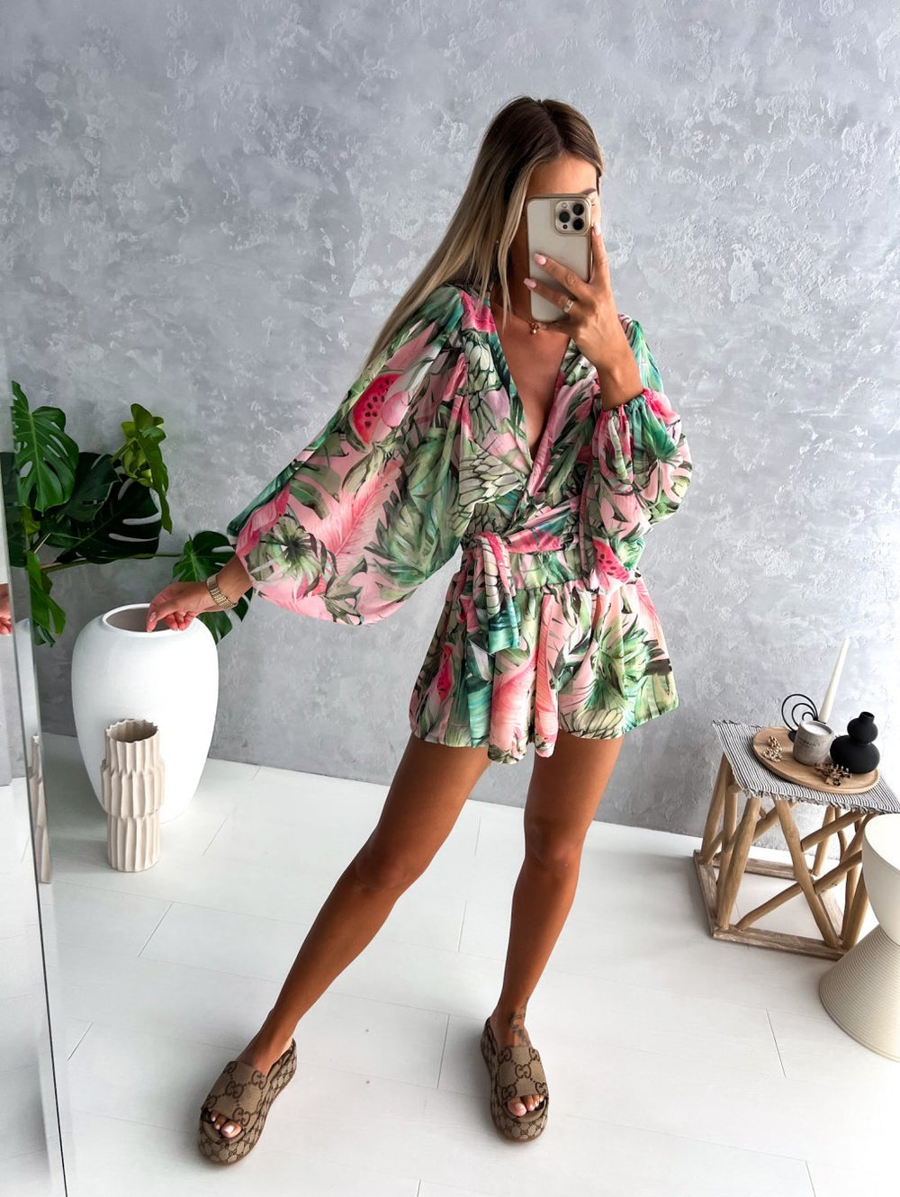 "Chiffon playsuit met tropische print, diepe V-hals, wijde mouwen en elastische taille, ideaal voor zomerse stijl."