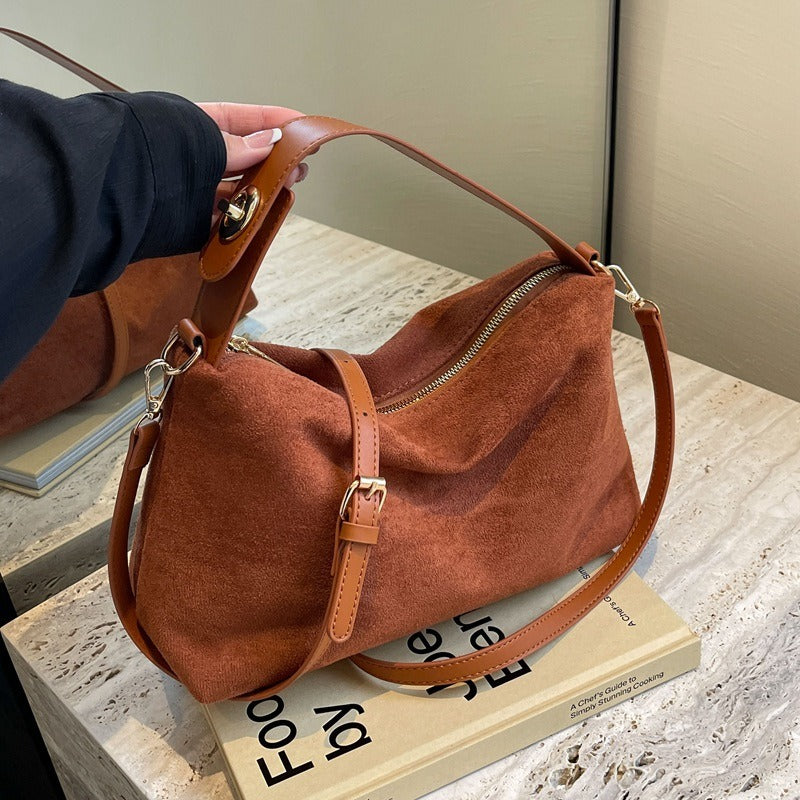 Chique bruine suède dames schoudertas in vintage stijl, ideaal als dagelijkse tas en mode accessoire.