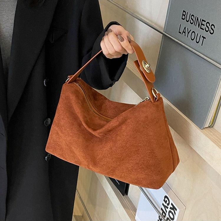 Elegante café suède retro schoudertas voor dames, een stijlvolle tas die perfect is voor dagelijks gebruik.