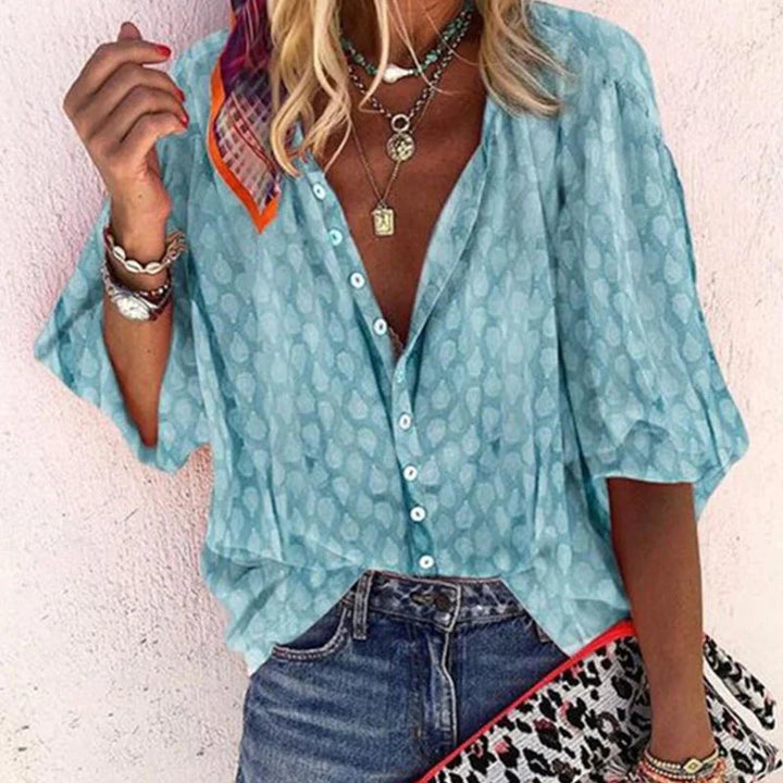 Chique dames blouse met v-hals, knoopsluiting en korte mouw. Elegante top voor een luxe, moeiteloos chique look.