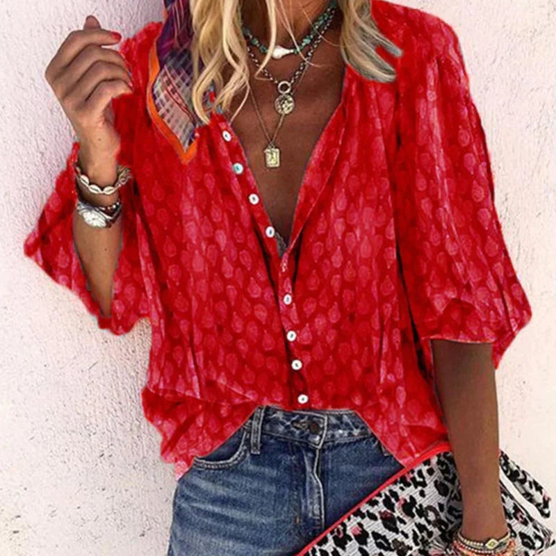 Model draagt een stijlvolle dames blouse met v-hals en relaxed fit. Moderne zomer blouse perfect voor dagelijkse mode.