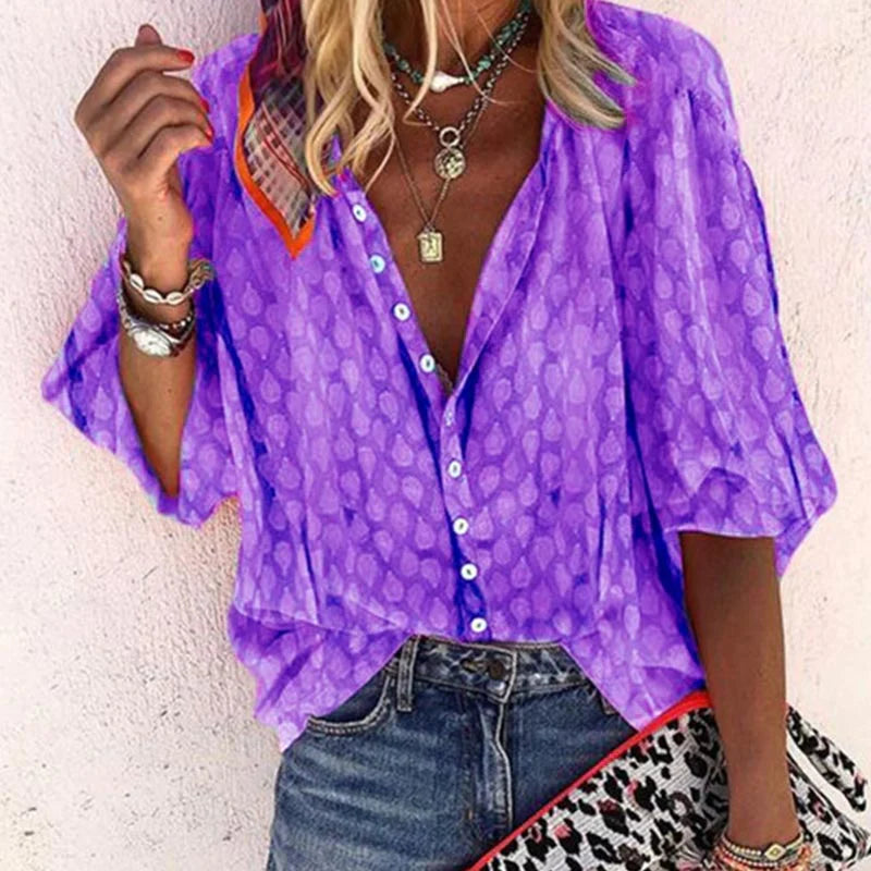Detail van de knoopsluiting en korte mouw van deze luxe dames blouse. Een chique vrouwen top in diverse kleuren.
