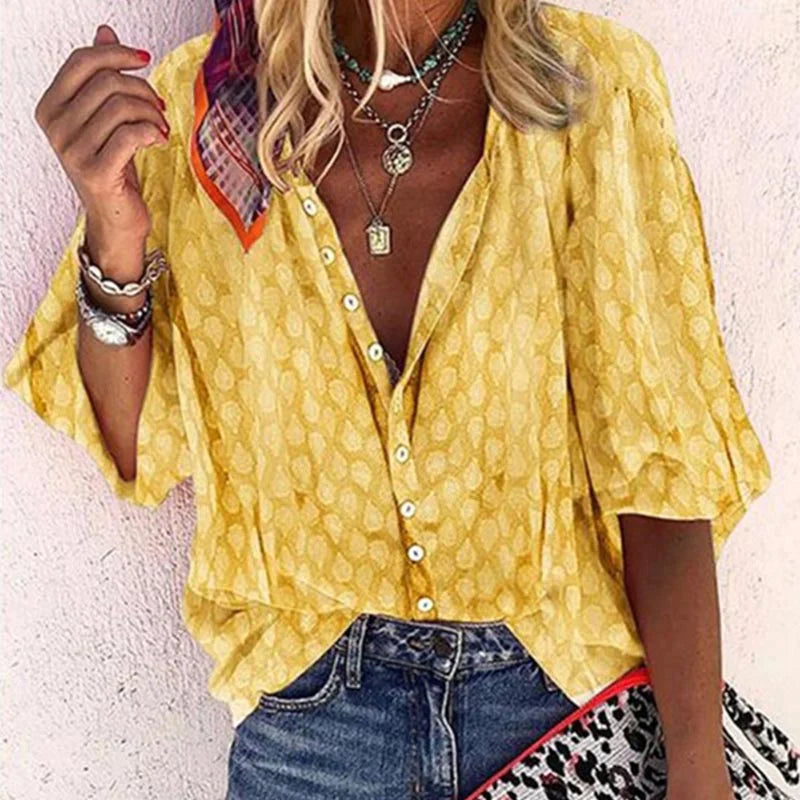 Zomerse dames blouse in elegante stijl met korte mouw en v-hals. Comfortabele relaxed fit voor een casual chique look.