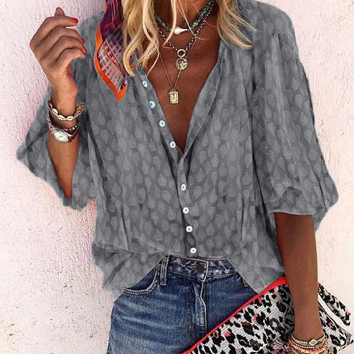Elegante dames top met v-hals en korte mouw, perfect voor zowel chique als casual outfits. Verkrijgbaar in diverse kleuren.