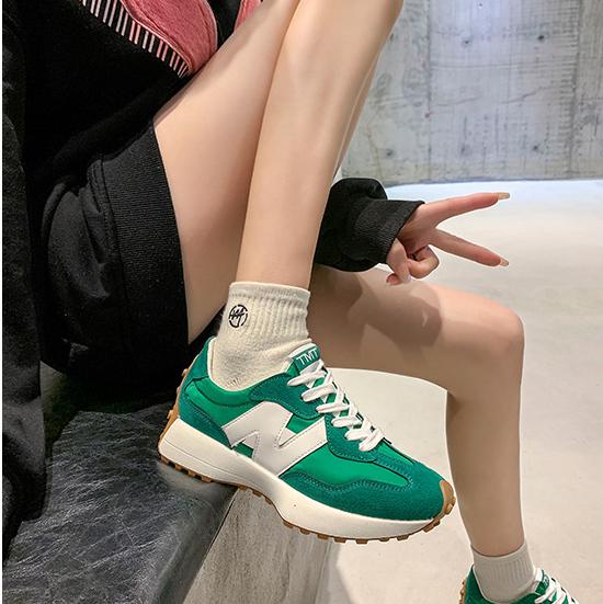 "Chique damessneakers aan zijaanzicht; stijlvolle beige trainers met moderne look en comfortabele pasvorm."