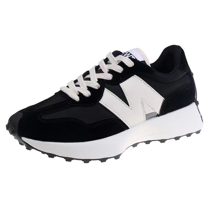"Chique damessneakers aan zijaanzicht; stijlvolle beige trainers met moderne look en comfortabele pasvorm."