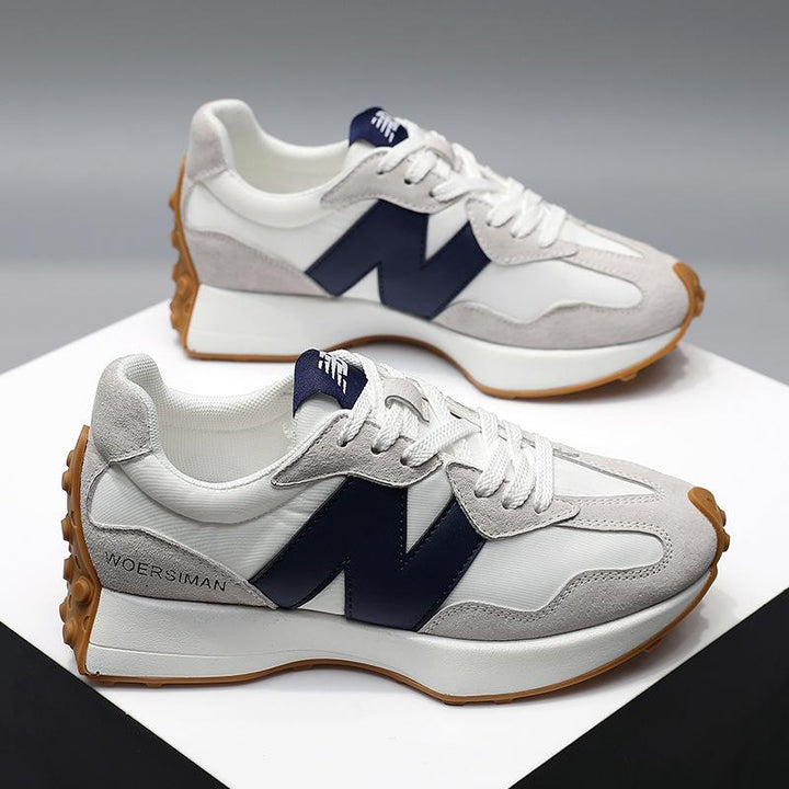 "Chique damessneakers aan zijaanzicht; stijlvolle beige trainers met moderne look en comfortabele pasvorm."