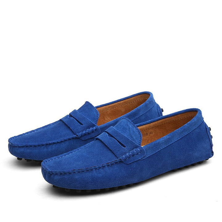 Zijprofiel van chique heren loafers met een gestroomlijnd design. Moderne en comfortabele instappers.