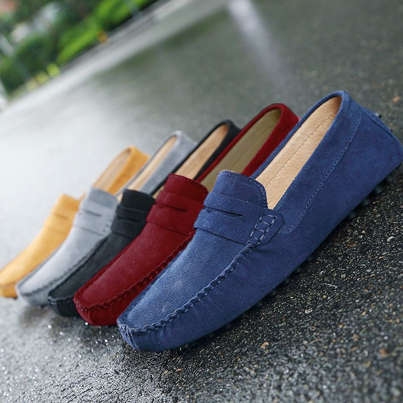 Elegante zwarte leren heren instappers. Comfortabele en veelzijdige chique schoenen voor elke gelegenheid.
