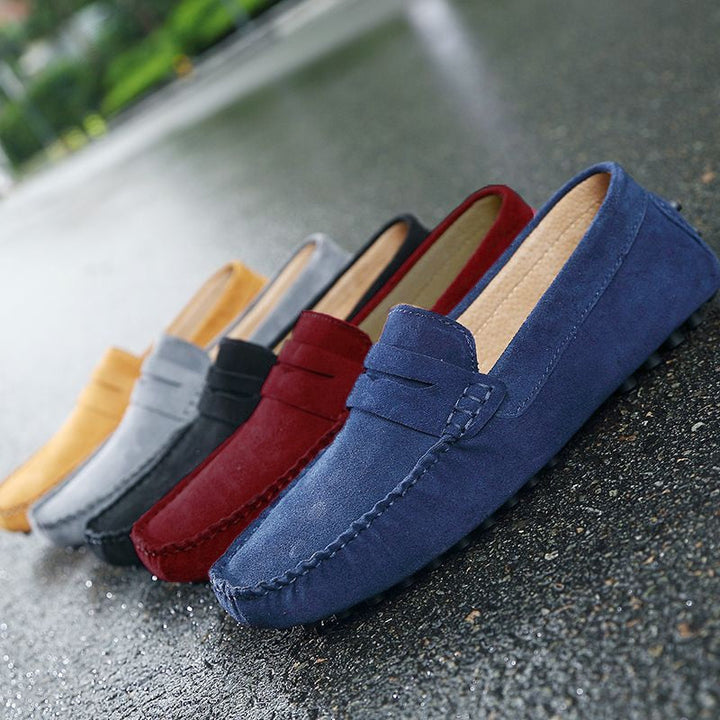 Elegante zwarte leren heren instappers. Comfortabele en veelzijdige chique schoenen voor elke gelegenheid.