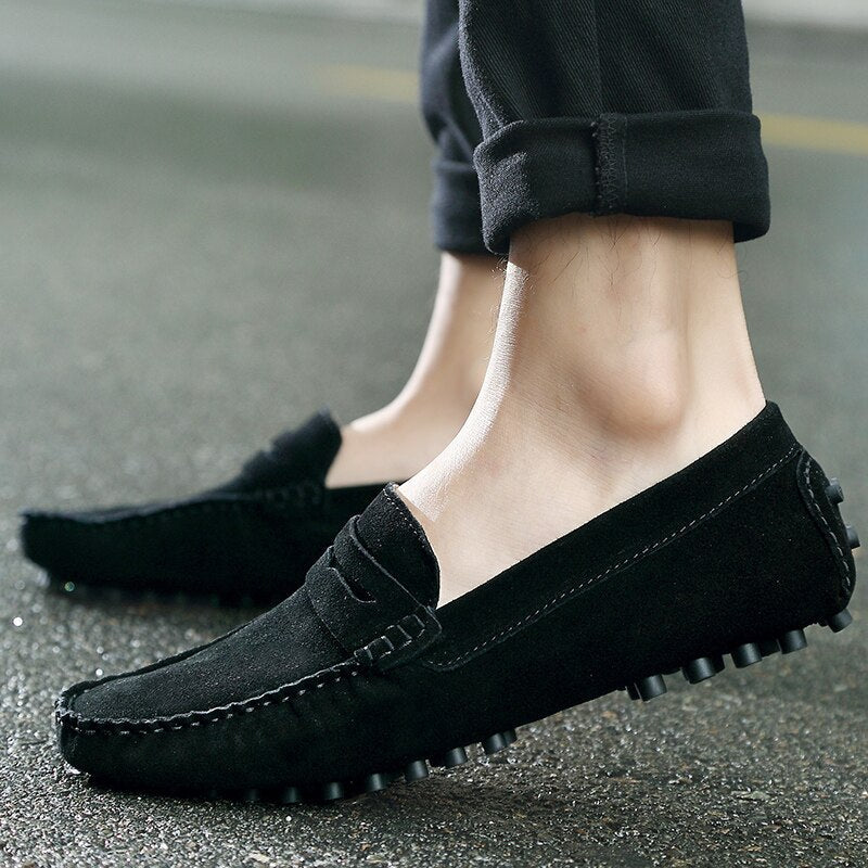 Bruine suède loafers voor heren. Comfortabele zomer schoenen, perfect voor casual en stijlvolle outfits.