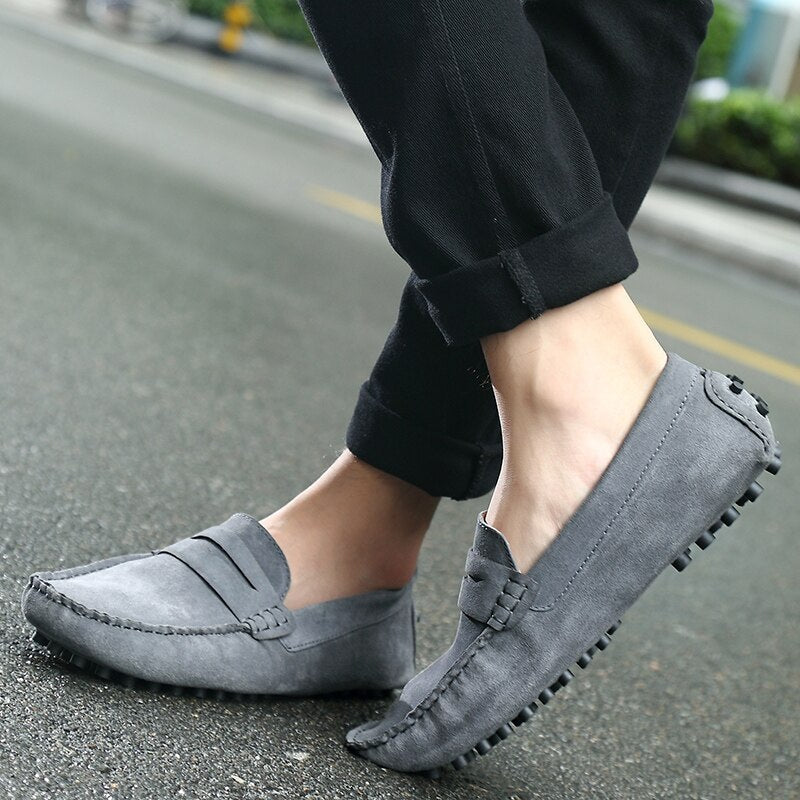 Gedetailleerd shot van elegante heren loafers met subtiele stiksels. Hoogwaardige chique instappers.