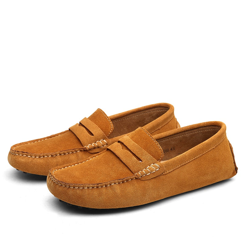 Donkerblauwe suède heren instappers. Chique en comfortabel, geschikt voor elegante en smart casual looks.