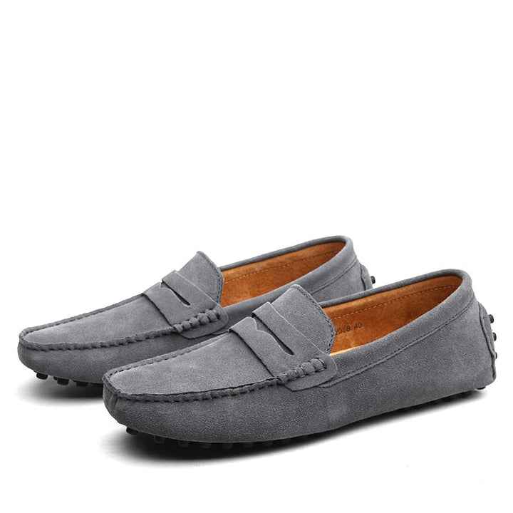 Klassieke bruine leren heren loafers, tijdloos en elegant. Comfortabele pasvorm voor heren mode.