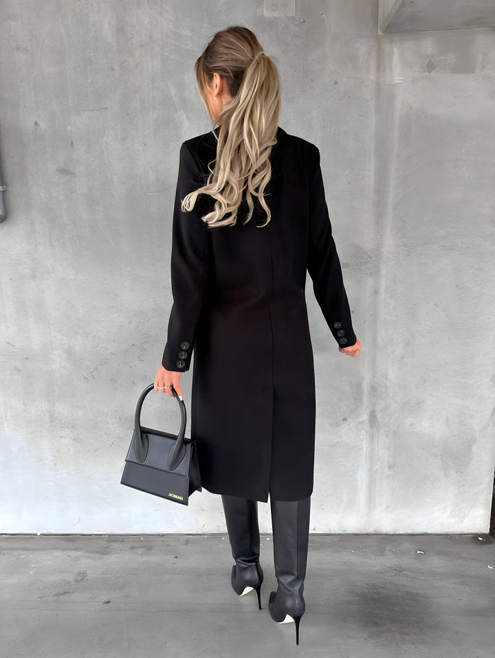 Chique dames winterjas, tijdloze elegantie in een lange overjas. Modieuze mantel voor vrouwen.