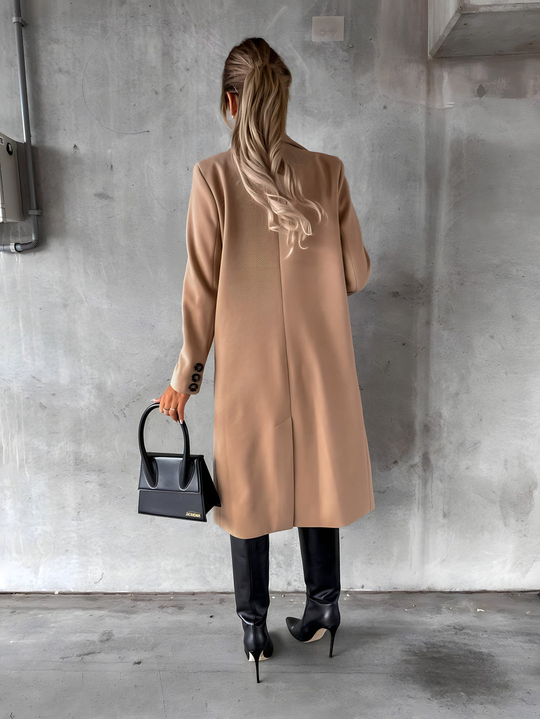 Lange dames overjas, chique en stijlvol, perfect als warme winterjas. Elegante mode voor dames.