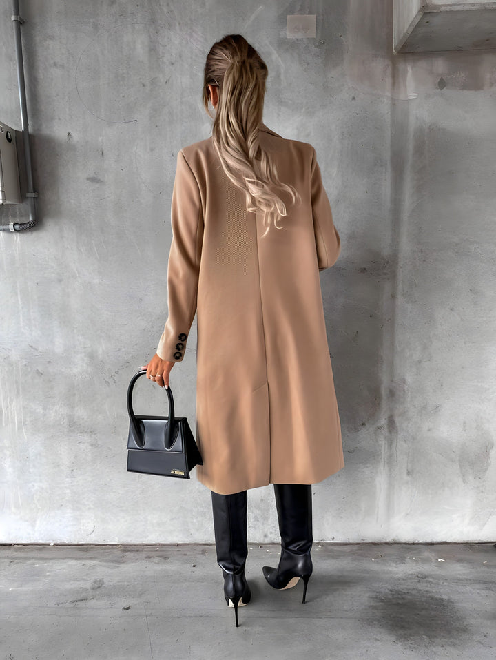 Lange dames overjas, chique en stijlvol, perfect als warme winterjas. Elegante mode voor dames.