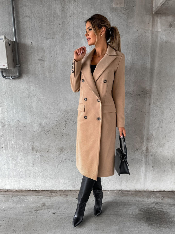 Elegante dames winterjas, tijdloos ontwerp, perfect voor stijlvolle vrouwen. Lange overjas.
