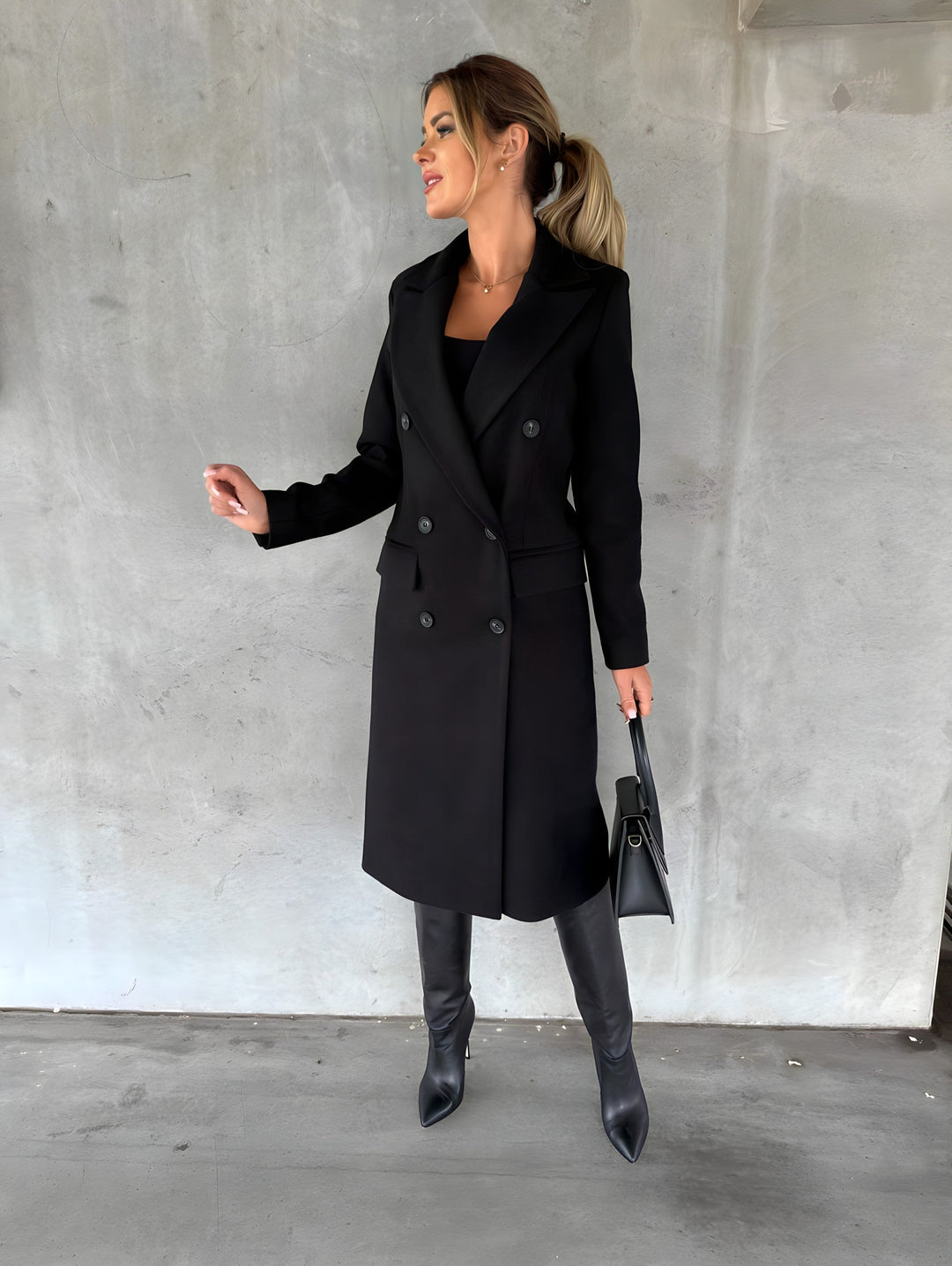 Lange chique dames overjas, ideaal voor winter, combineert mode met comfort. Stijlvolle mantel.