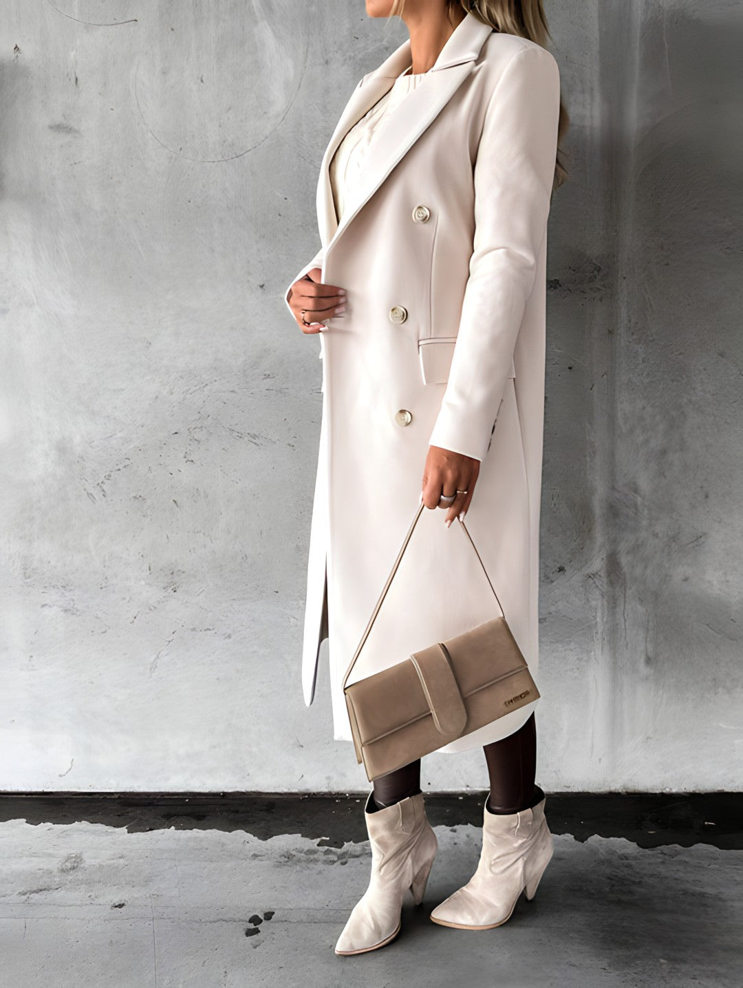 Tijdloze chique dames mantel, veelzijdige lange winterjas voor elke gelegenheid. Elegante mode.
