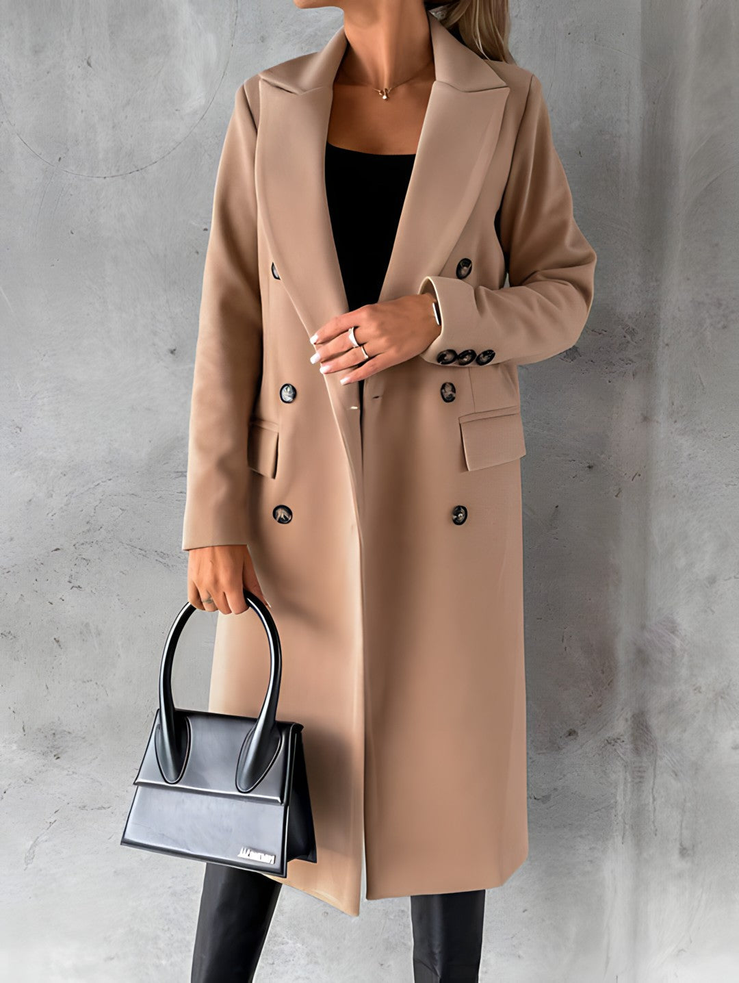 Modieuze chique dames mantel, stijlvolle lange overjas voor de winter. Elegante vrouwenkleding.