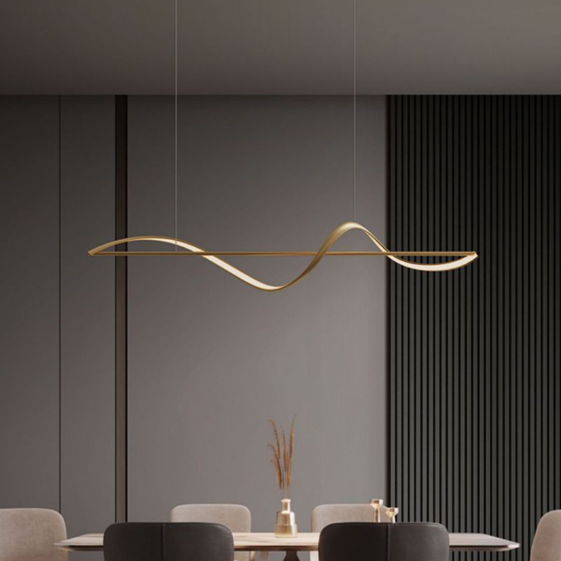 Moderne ronde metalen kroonluchter in goud en zwart, ideaal voor elegante interieurverlichting.