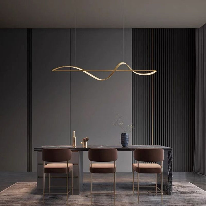 Moderne ronde metalen kroonluchter in goud en zwart, ideaal voor elegante interieurverlichting.