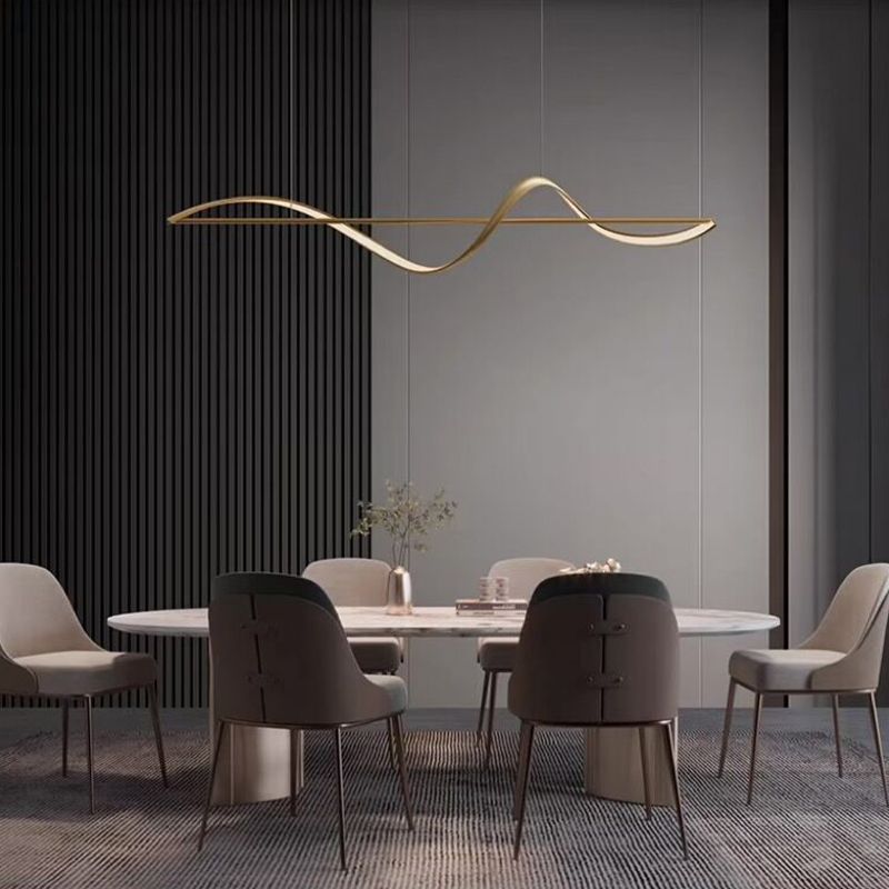 Moderne ronde metalen kroonluchter in goud en zwart, ideaal voor elegante interieurverlichting.
