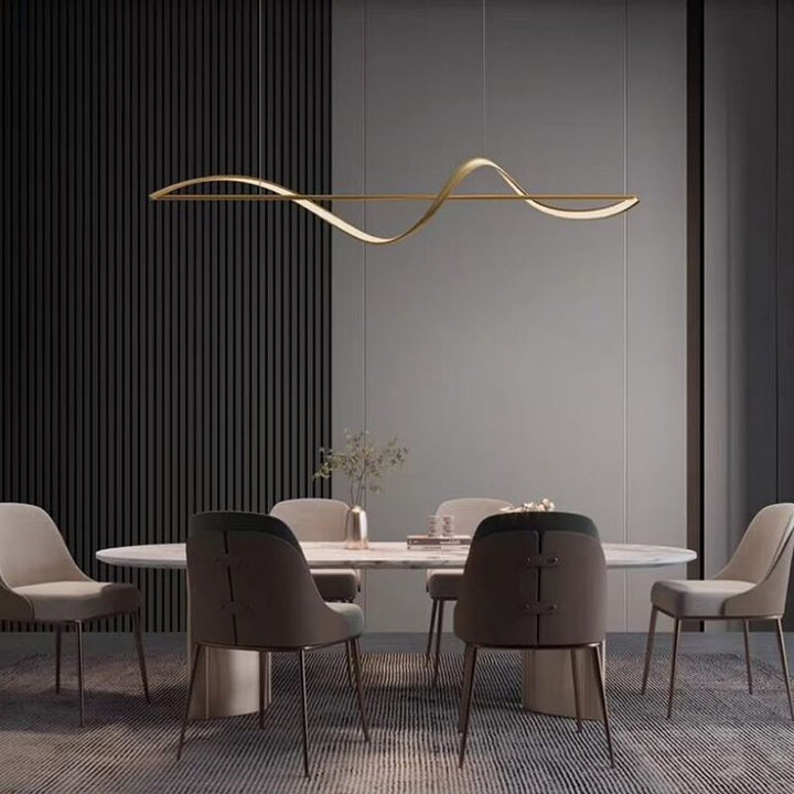 Moderne ronde metalen kroonluchter in goud en zwart, ideaal voor elegante interieurverlichting.