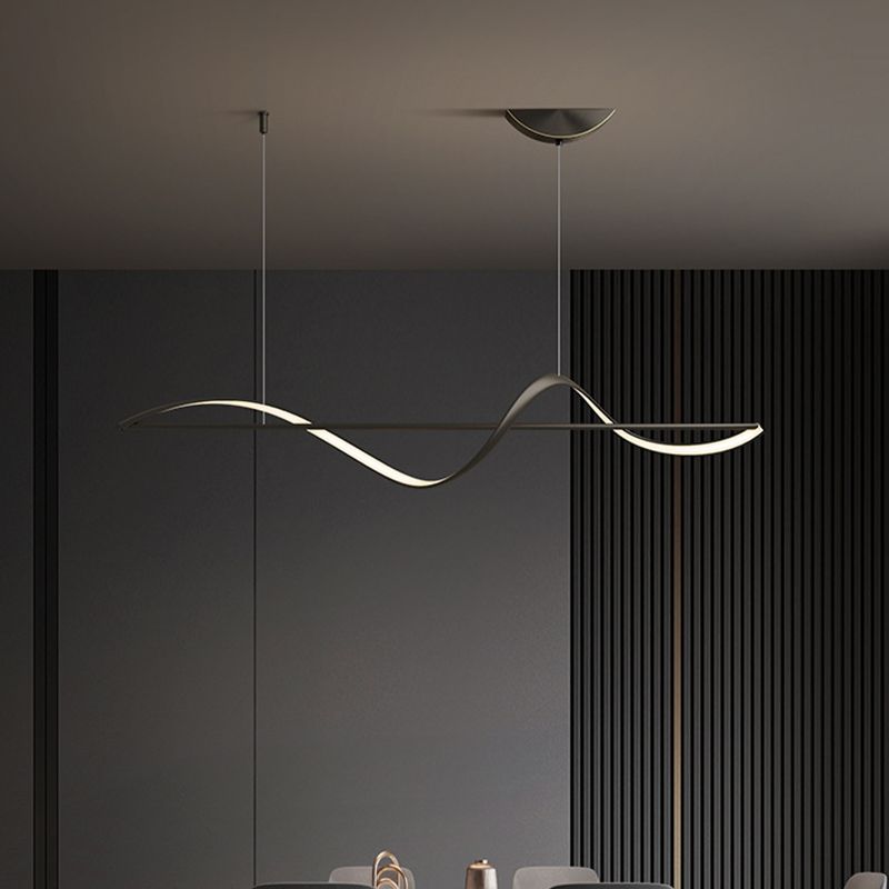 Moderne ronde metalen kroonluchter in goud en zwart, ideaal voor elegante interieurverlichting.