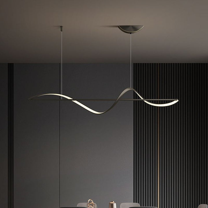 Moderne ronde metalen kroonluchter in goud en zwart, ideaal voor elegante interieurverlichting.