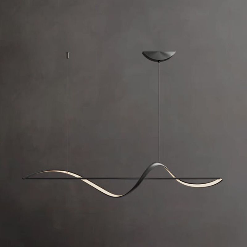 Moderne ronde metalen kroonluchter in goud en zwart, ideaal voor elegante interieurverlichting.