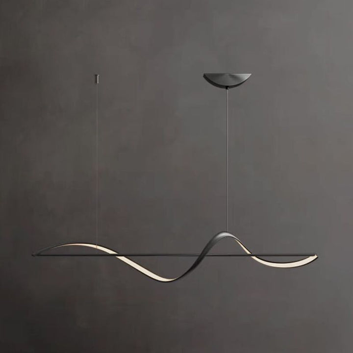 Moderne ronde metalen kroonluchter in goud en zwart, ideaal voor elegante interieurverlichting.
