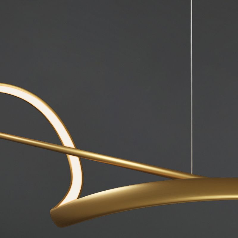 Moderne ronde metalen kroonluchter in goud en zwart, ideaal voor elegante interieurverlichting.