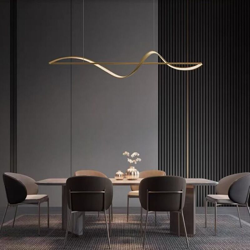Moderne ronde metalen kroonluchter in goud en zwart, ideaal voor elegante interieurverlichting.