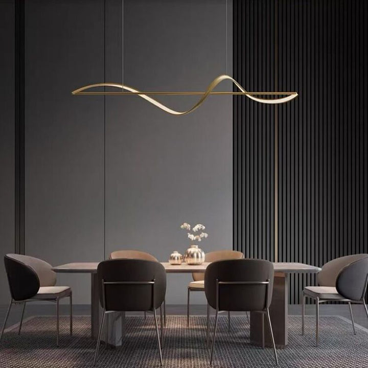 Moderne ronde metalen kroonluchter in goud en zwart, ideaal voor elegante interieurverlichting.