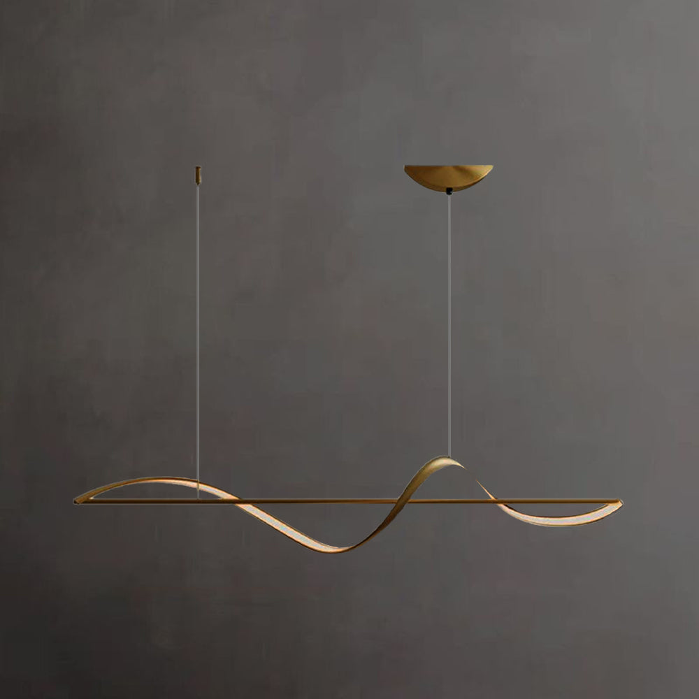 Moderne ronde metalen kroonluchter in goud en zwart, ideaal voor elegante interieurverlichting.
