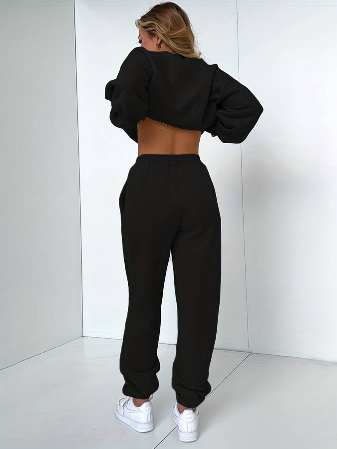 Stijlvol dames loungewear pak, perfect voor alledaags comfort en ontspanning thuis of onderweg.