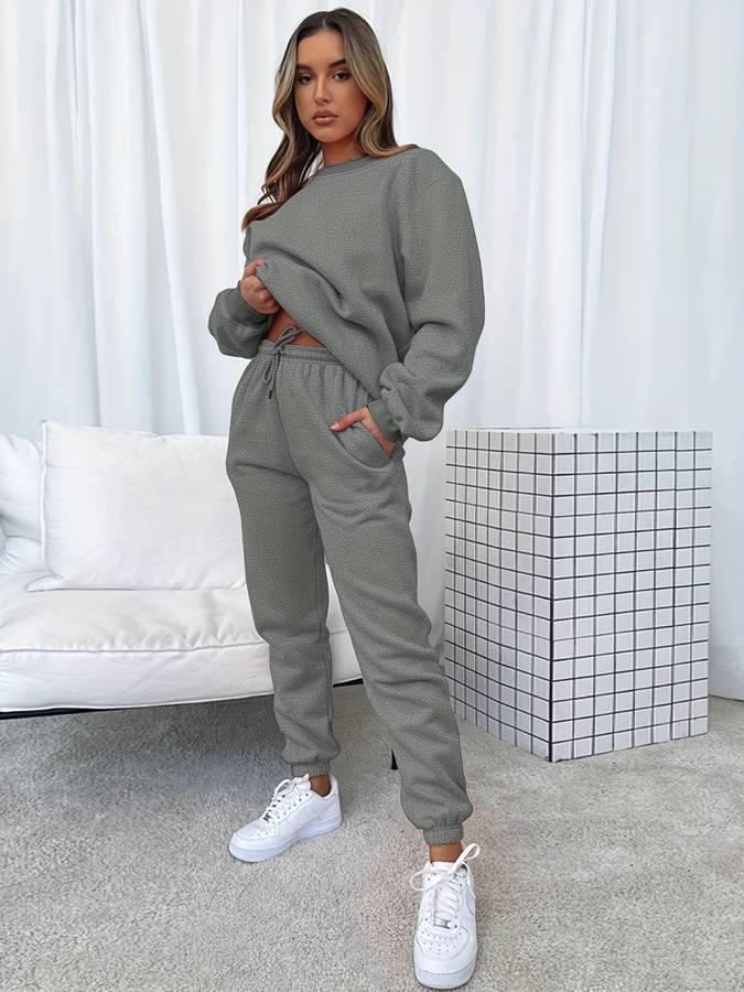 Voel je comfortabel en zie er stijlvol uit in dit zachte dames joggingpak, jouw nieuwe favoriete outfit.