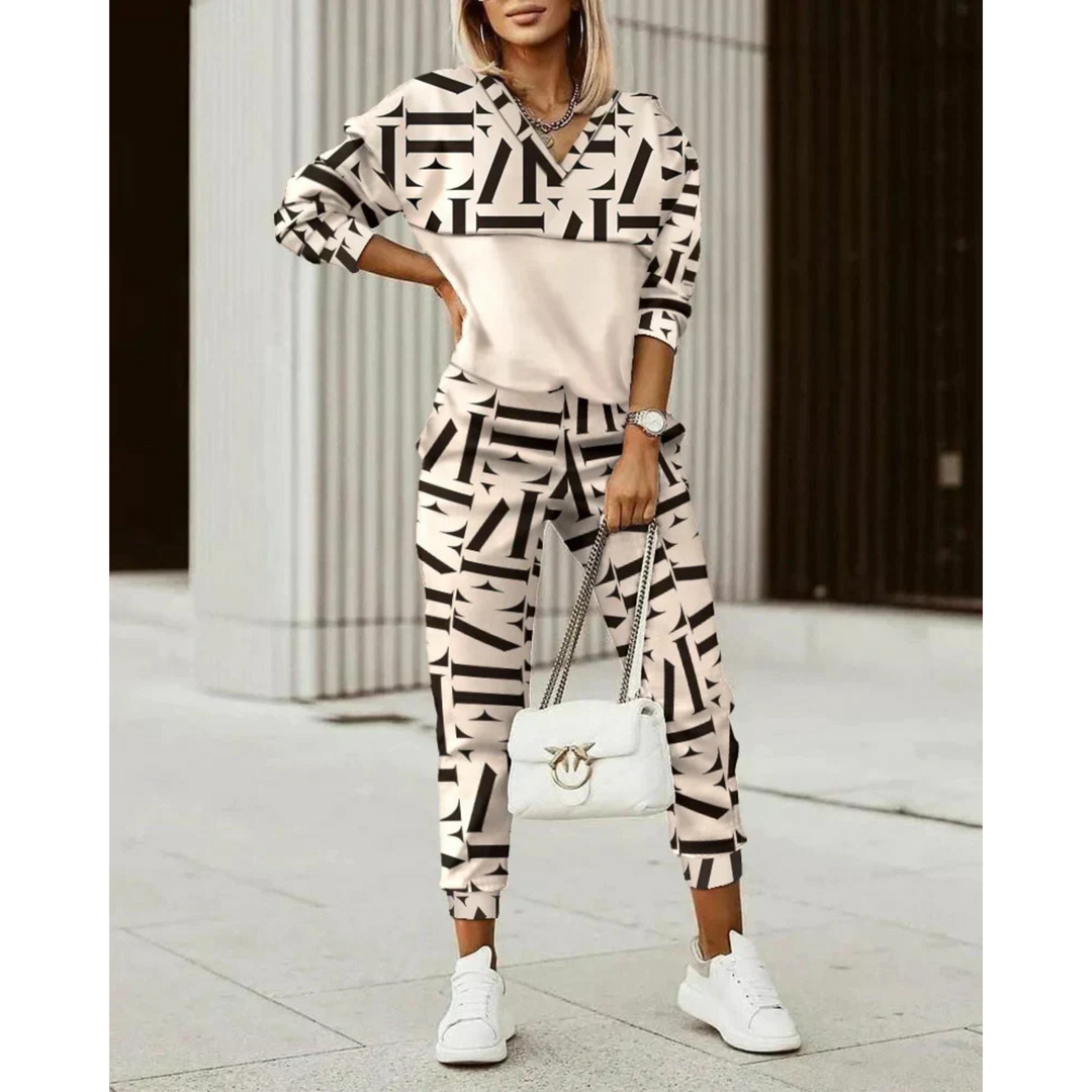 Comfortabel dames trainingspak, ideaal als loungewear en sport set. Moderne look met rechte pasvorm voor lente/herfst.