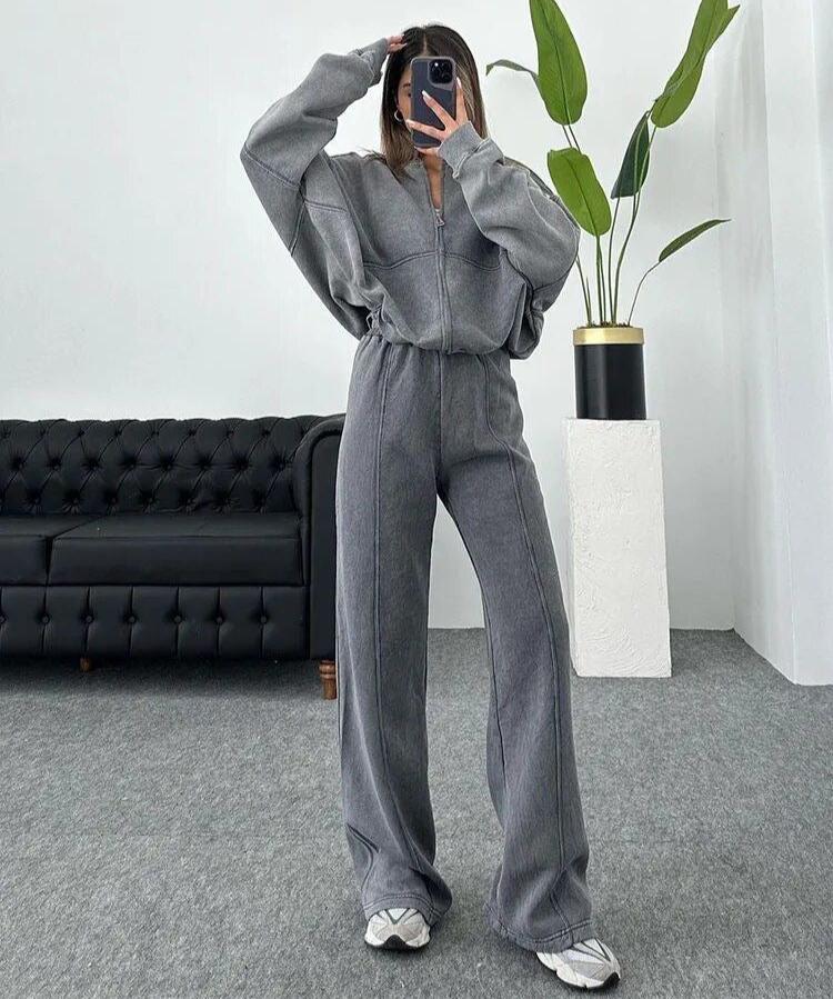 Beige dames trainingspak met rits en comfortabele pasvorm, een trendy loungewear set.