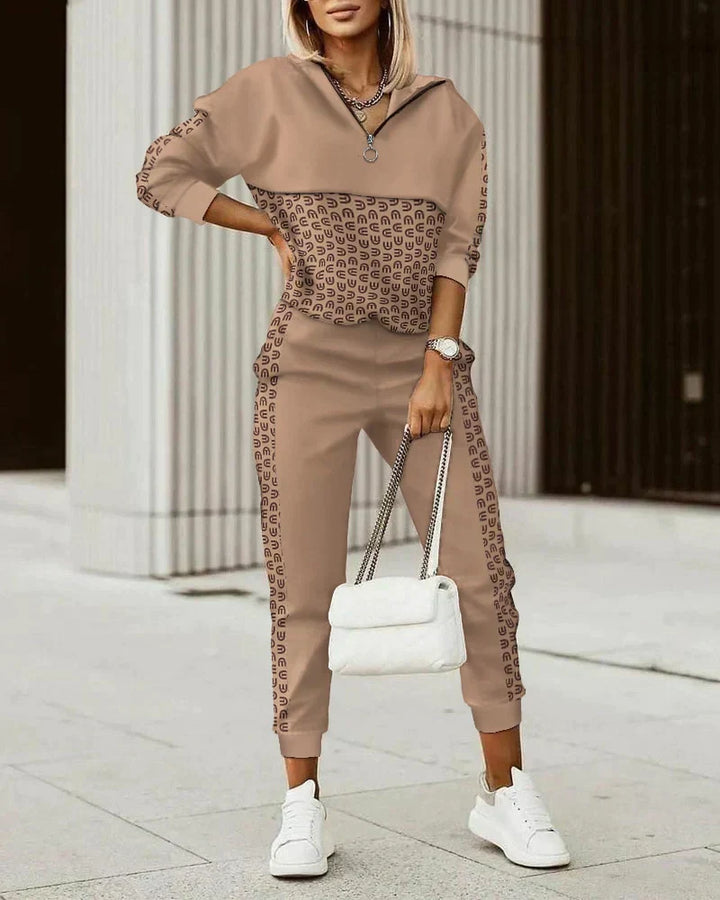 "Comfortabel en stijlvol Amber joggingpak voor dames met luxe details, elastische tailleband en zachte voering."