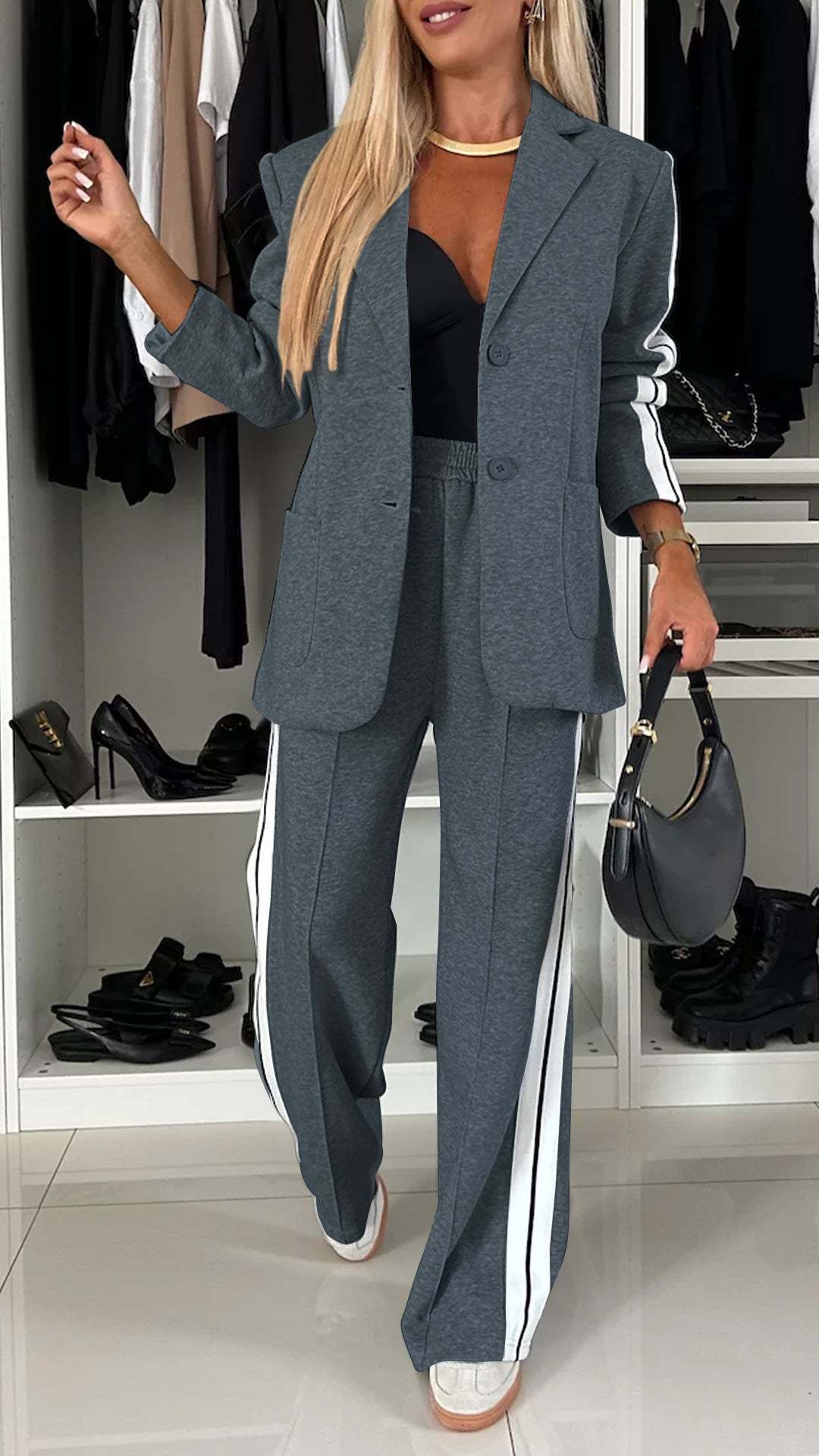 Effen gebreid dames tweedelig pak. Tijdloze wintermode set, comfortabel en chic. Perfect voor binnen en buiten.