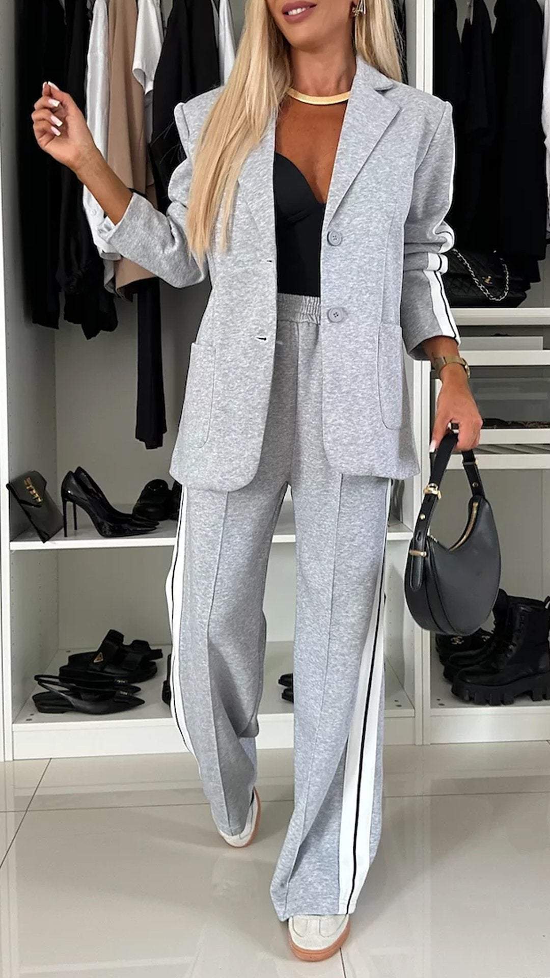 Moderne gebreide set voor dames, tweedelig. Stijlvol en comfortabel voor herfst en winter. Ideaal vrijetijdspak.