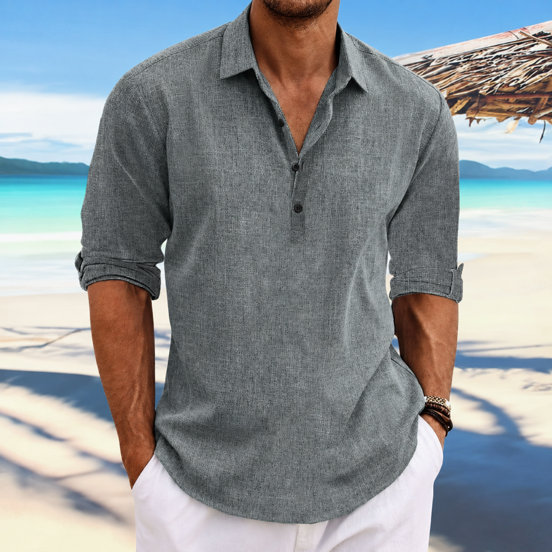 Man draagt een comfortabel herenpoloshirt met omgeslagen mouwen, perfect voor casual zomermode.