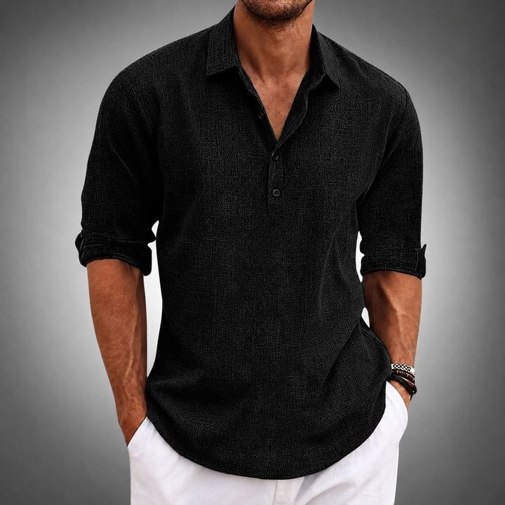 Veelzijdig herenpoloshirt met een comfortabele pasvorm en omgeslagen mouwen, ideaal voor zomerse casual stijlen.
