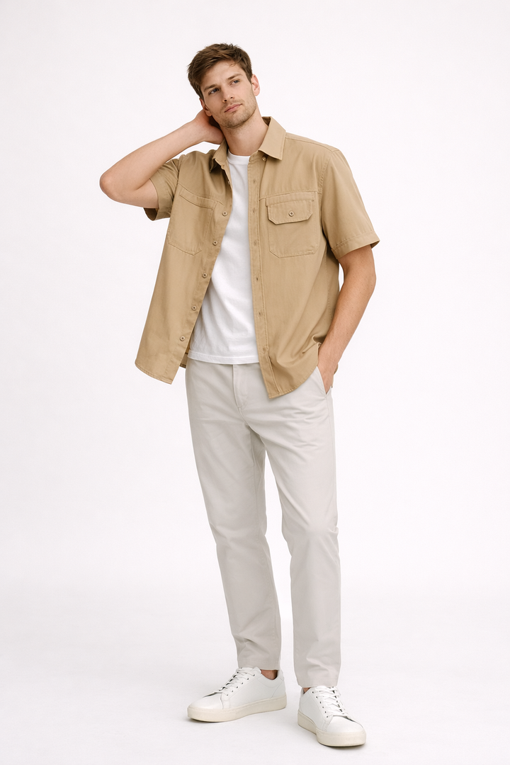 Herenoverhemd met korte mouwen en praktische borstzakken, modieus en comfortabel voor casual herenkleding.