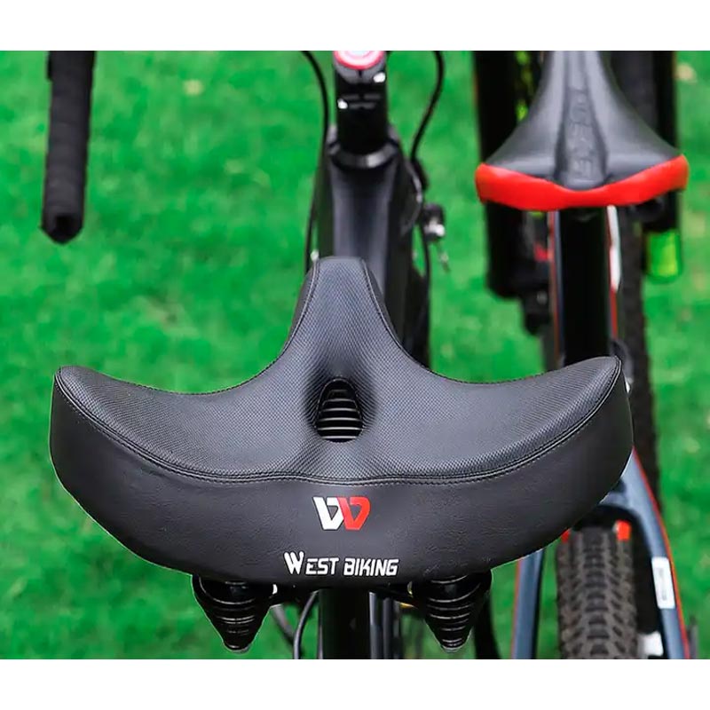 Vooraanzicht van het universele comfort fietszadel, met ventilatie en ergonomische vorm.