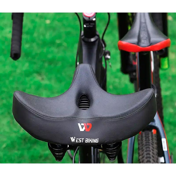 Vooraanzicht van het universele comfort fietszadel, met ventilatie en ergonomische vorm.